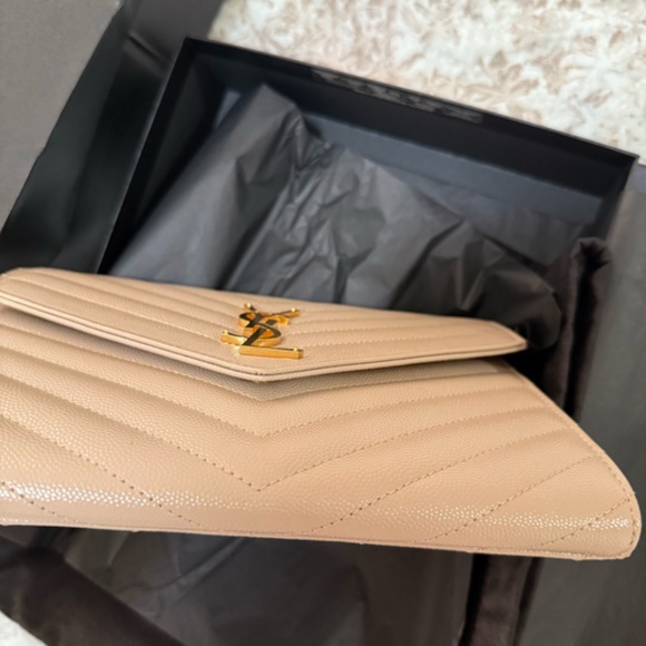 YSL CASSANDRE MATELASSÉ FLAP POUCH IN GRAIN DE POUDRE LEATHER - Picture 6 of 10